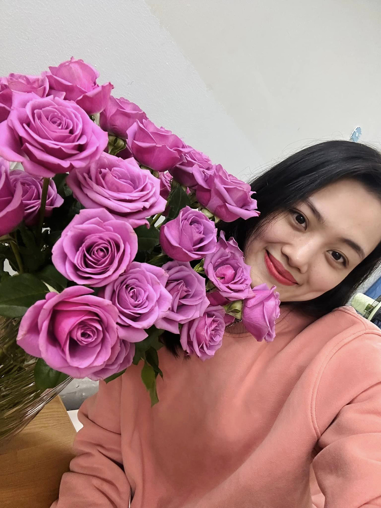 Tết là dịp để Thu Hoài được nghỉ ngơi, sum vầy bên gia đình. Hoa khôi bóng chuyền nữ Việt Nam rất thích tự tay cắm hoa.