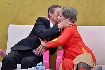 Trao nhau nụ hôn đầu bên bụi chuối, cặp đôi chung sống hạnh phúc suốt 47 năm