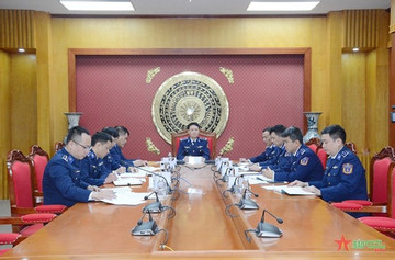 Vietnamese, Chinese coast guards cooperate to fight crimes in Gulf of Tonkin