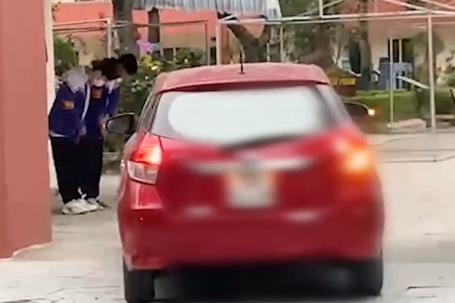 Vụ học sinh cúi chào trong giá rét: Giáo viên có lời lẽ thô tục với người phản ánh