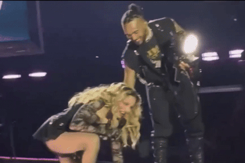 Ca sĩ Madonna ngã sõng soài trên sân khấu vì sự cố bất ngờ