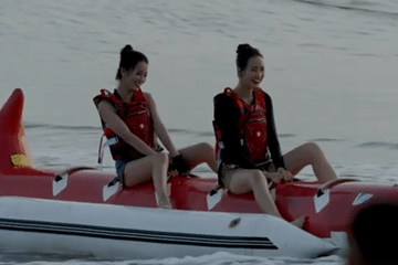 Hoa hậu Bảo Ngọc, Á hậu Khánh Linh ngã nhào, 'no nước' khi chơi aquabike