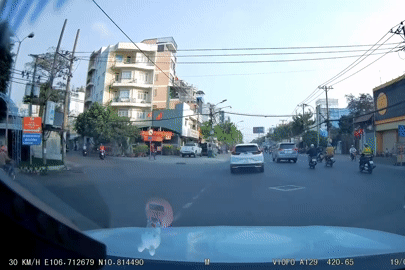 Honda CR-V đang đi bỗng phanh dừng bất thình lình, xe đi sau suýt đâm đuôi