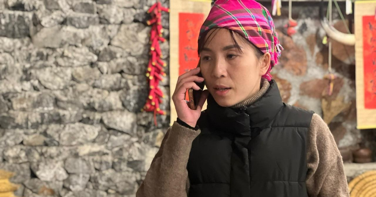 Khuoi Ky Stone villagers use smart phones to promote homestay business