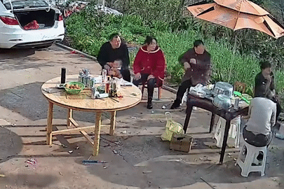 Pháo hoa bất ngờ phát nổ khiến cả gia đình bỏ chạy tán loạn