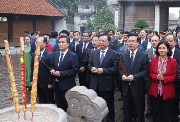 State President offers incense to ancient king hinh anh 1