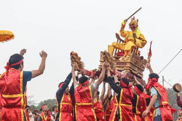 Vua chúa giả thắt dây an toàn trong lễ rước ở ngoại thành Hà Nội