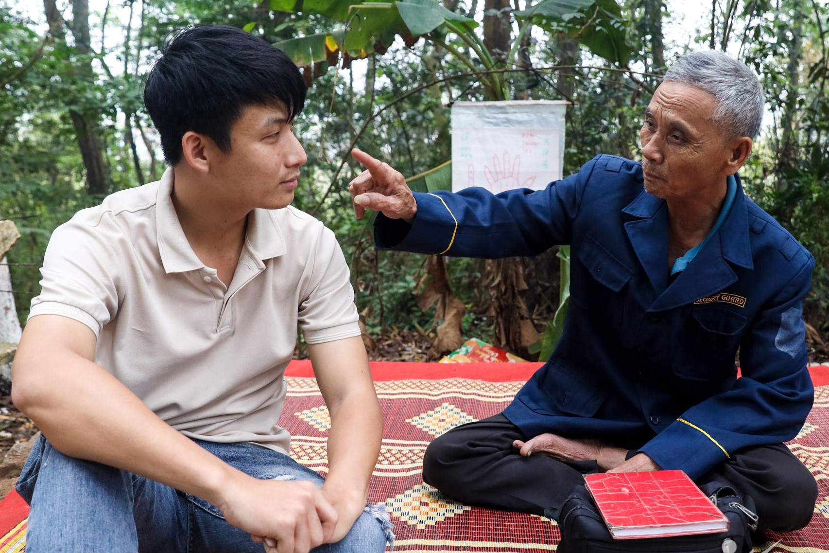 Gia đình ấm êm, đi lễ hội bị thầy bói phán số đào hoa, chưa thể lấy vợ