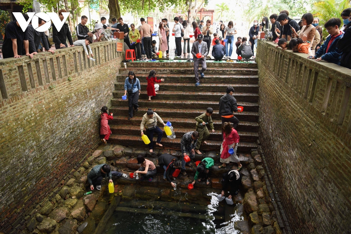 praying for luck at bac ninh relic site picture 2