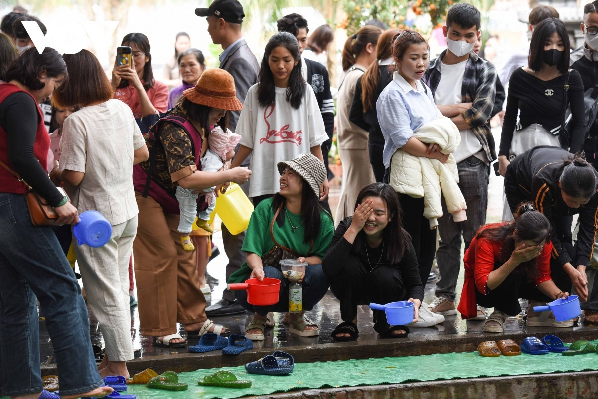 praying for luck at bac ninh relic site picture 3