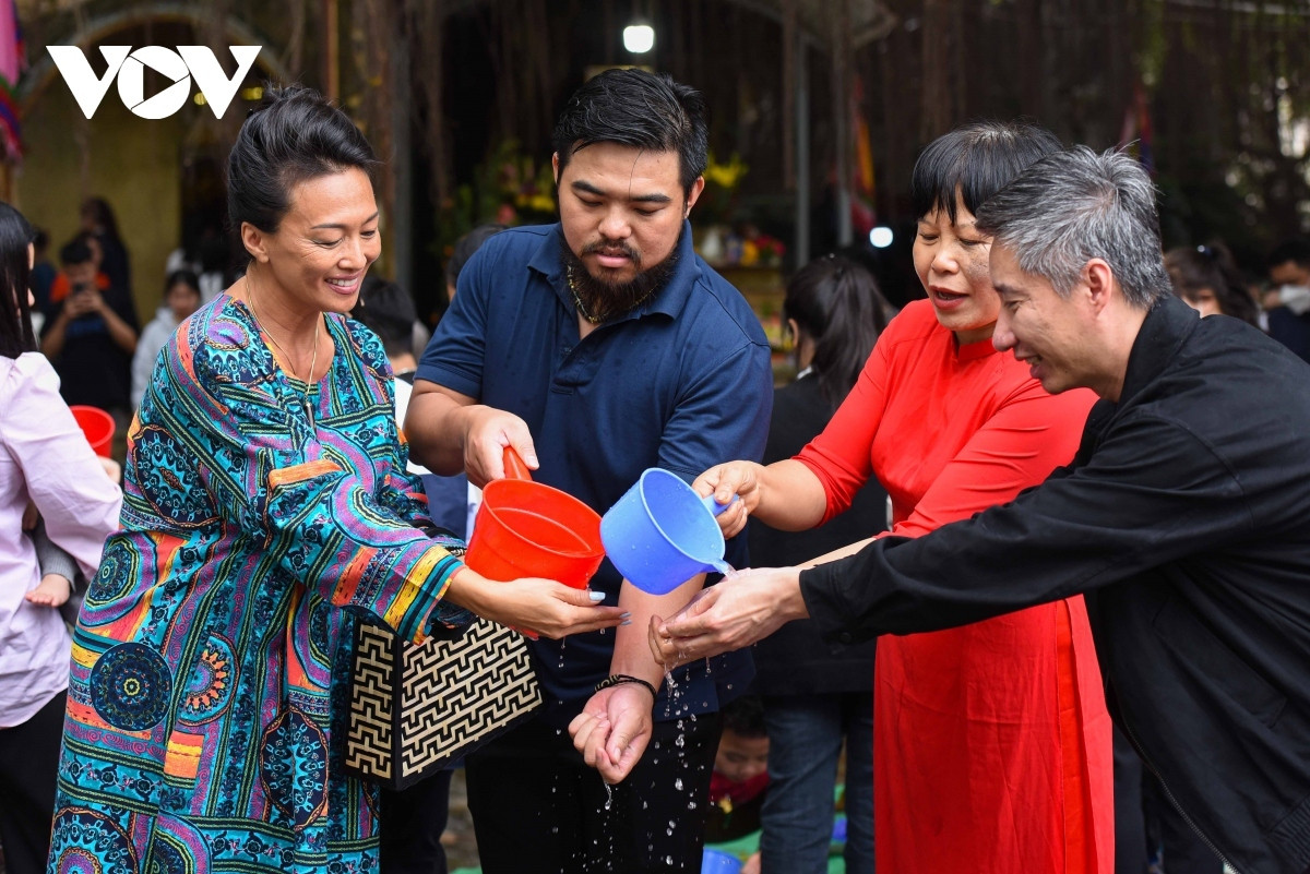 praying for luck at bac ninh relic site picture 4