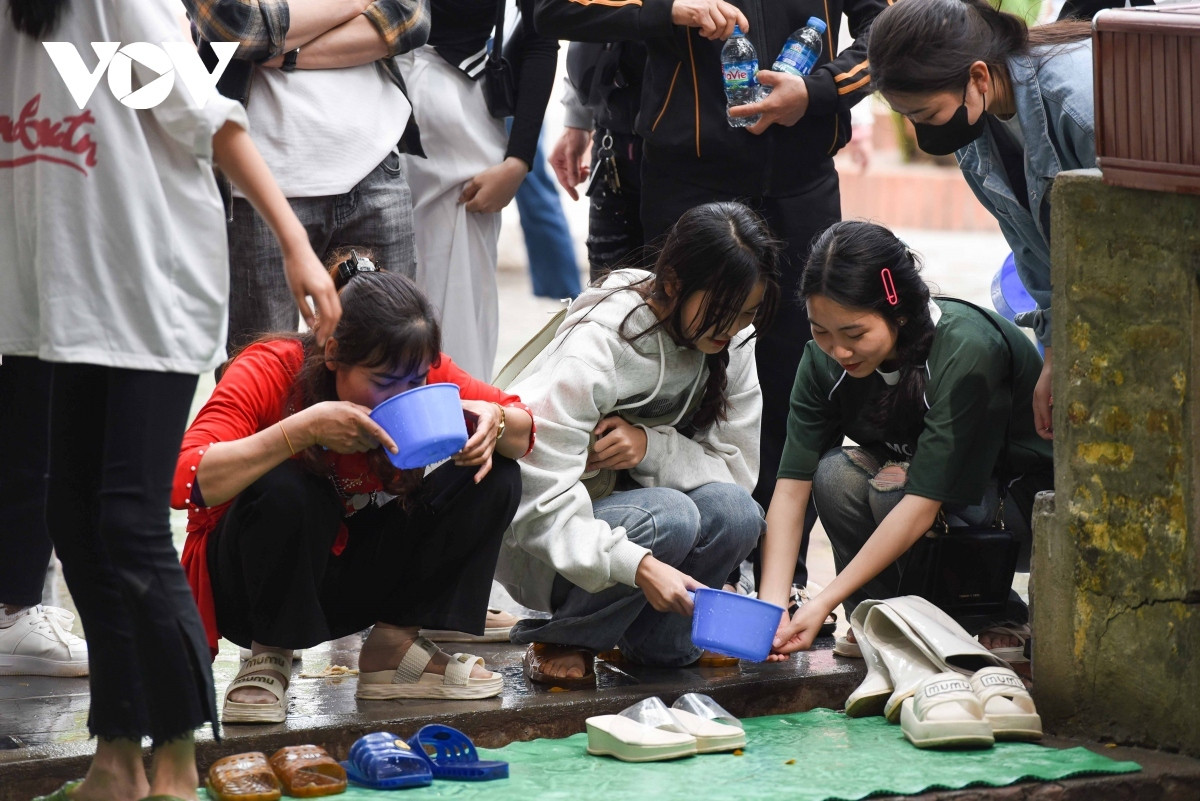 praying for luck at bac ninh relic site picture 5