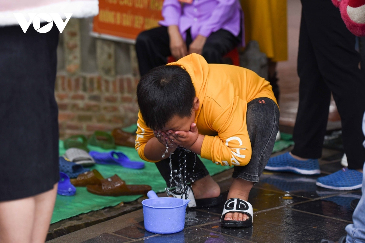praying for luck at bac ninh relic site picture 6
