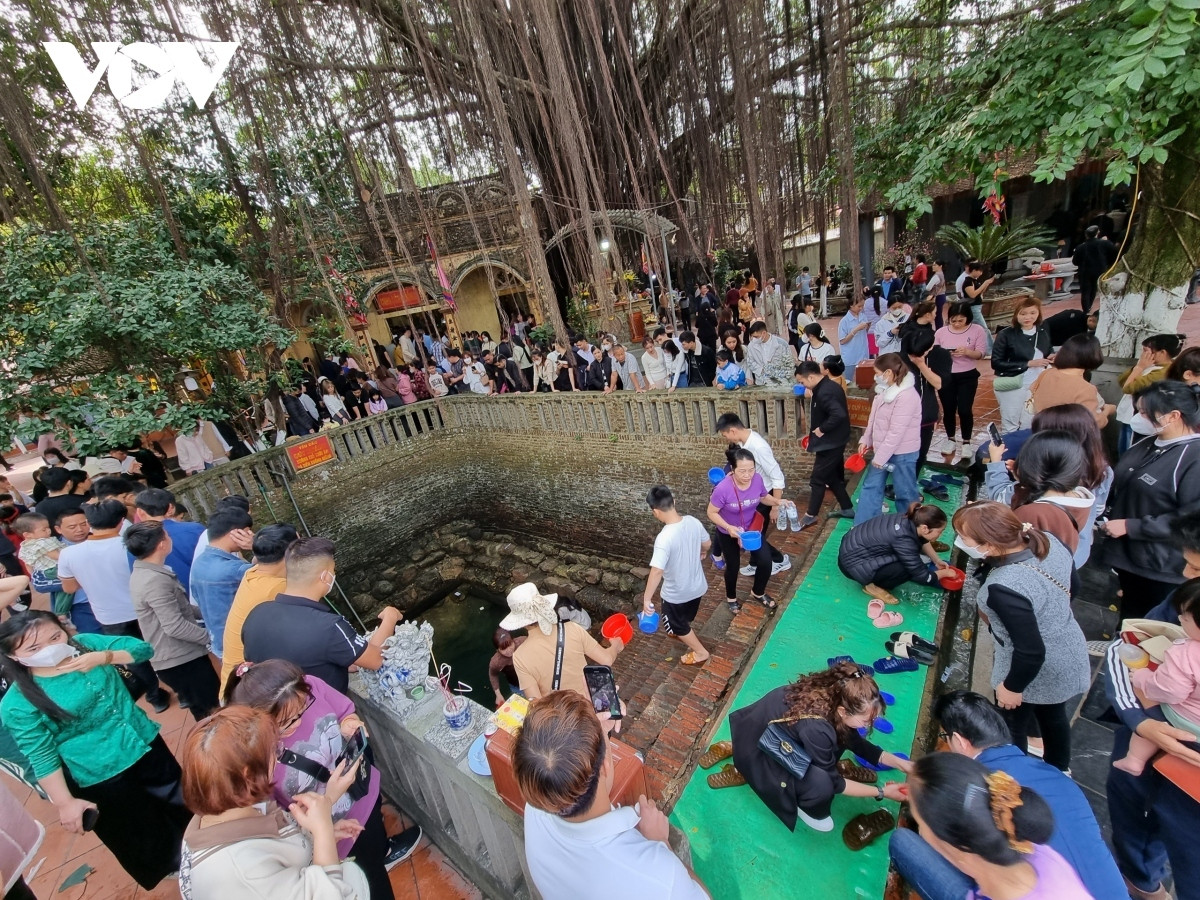 praying for luck at bac ninh relic site picture 8