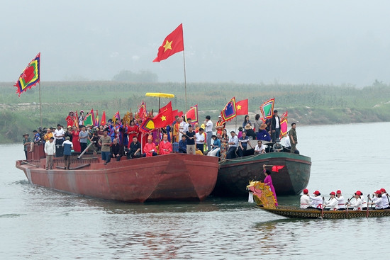 2 thuyền lớn chở hàng trăm người rước nước trên sông Lam