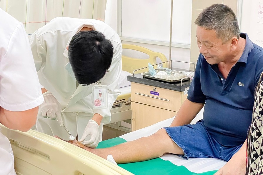 Cẩn trọng với những vết thương nhỏ ở bàn chân người bệnh đái tháo đường