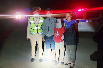 Cảnh sát giao thông Nghệ An tìm thấy bé trai bị lạc lúc nửa đêm