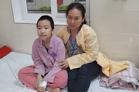 Cha mẹ ly hôn, bé gái 11 tuổi bị ung thư buồng trứng cần giúp đỡ