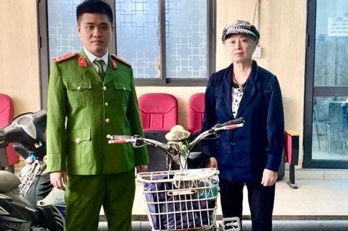 Cụ bà hơn 70 tuổi ở Cao Bằng đi xe đạp, mang lá thư đặc biệt đến trụ sở công an