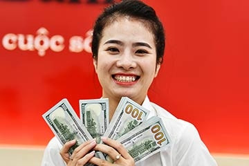 Giá USD ngân hàng và USD tự do cùng tăng cao