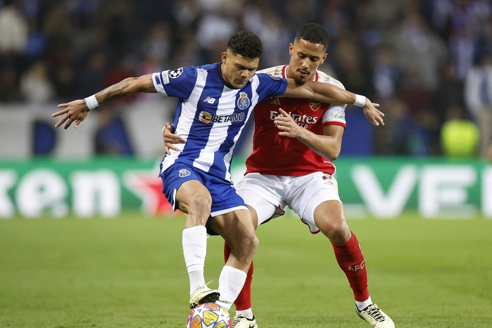 Kết quả bóng đá Cúp C1 hôm nay 22/2: Arsenal thua phút 94, Barca bị cầm chân