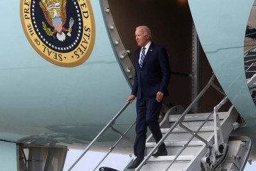 Khoảnh khắc Tổng thống Biden suýt vấp ngã 2 lần khi bước lên Không lực Một