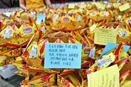 Lễ thả hoa đăng trên sông Đồng Nai và lời nguyện cầu từ du khách quốc tế