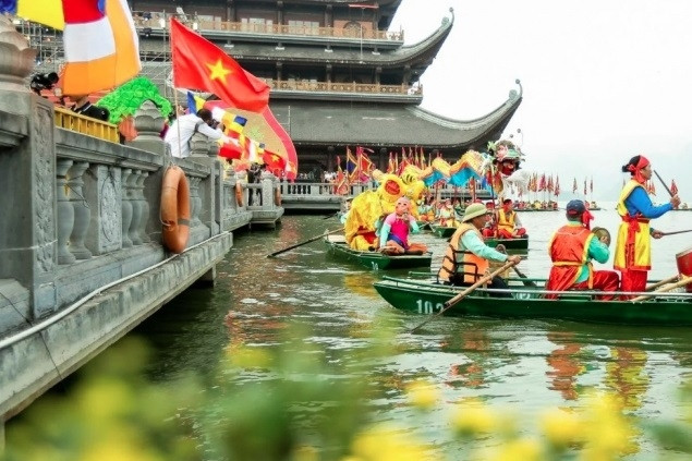 Tam Chuc pagoda festival opens with unique water procession ceremony