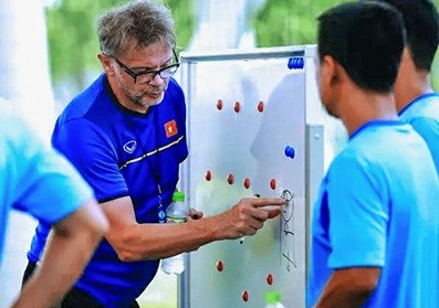 Tuyển Việt Nam: Cần HLV Troussier tạo nhiệt, khuấy đảo V-League