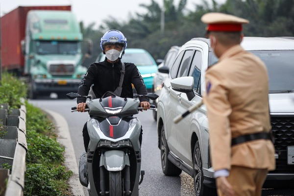 Tài xế hối lỗi khi bị phạt vì đi xe máy vào cao tốc Đại lộ Thăng Long