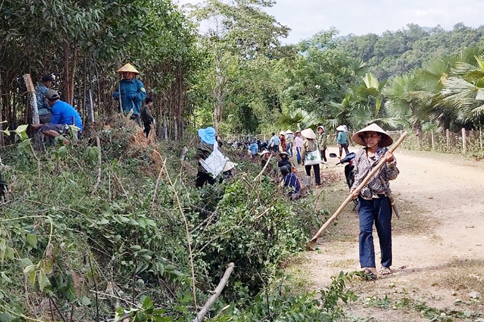 Cùng nhau làm việc chưa từng có, cả trăm người dân nhìn đường to lấp ló mà vui