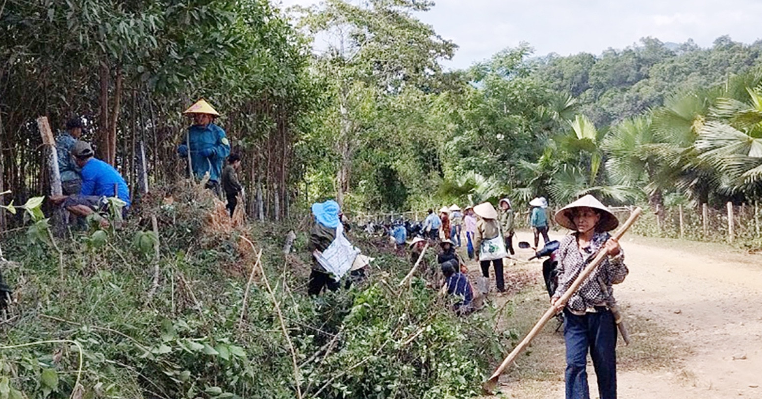 Cùng nhau làm việc chưa từng có, cả trăm người dân nhìn đường to lấp ló mà vui