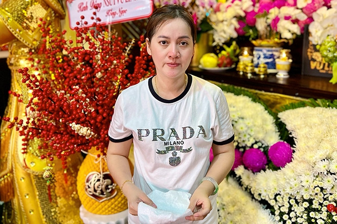 Giỗ đầu NSƯT Vũ Linh: Con gái xúc động, YouTuber túc trực, quây kín nhà