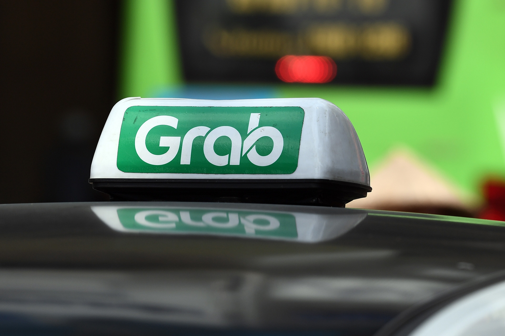 Grab lần đầu tiên báo lãi