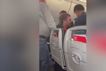 Hành khách bị trói băng dính vì bẻ gãy tay cửa thoát hiểm, máy bay hạ cánh khẩn