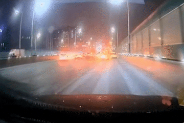 Khoảnh khắc hơn 100 ô tô đâm nhau do đường đóng băng ở Trung Quốc