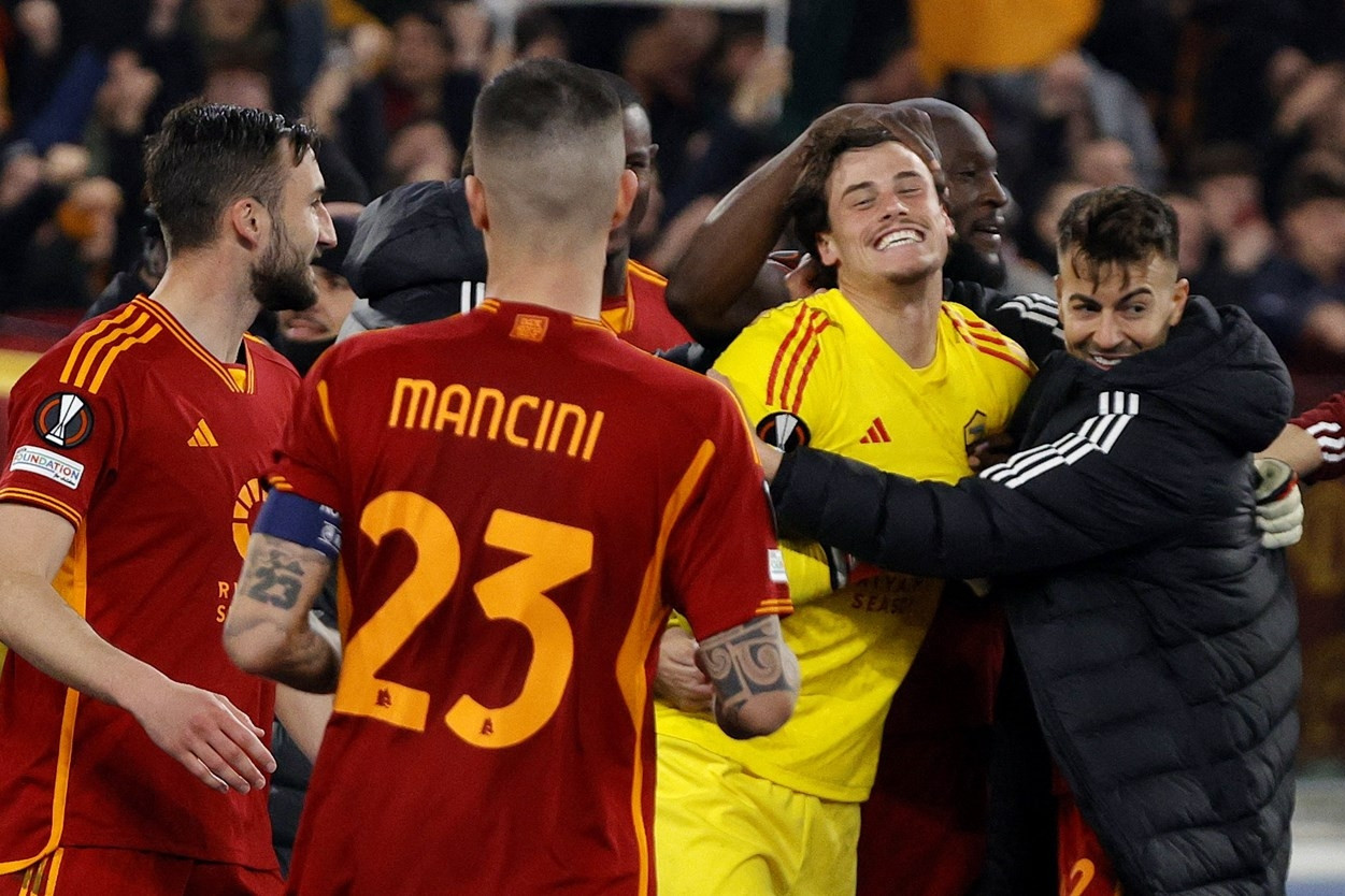 Người hùng Mile Svilar đưa Roma vào vòng 1/8 Europa League