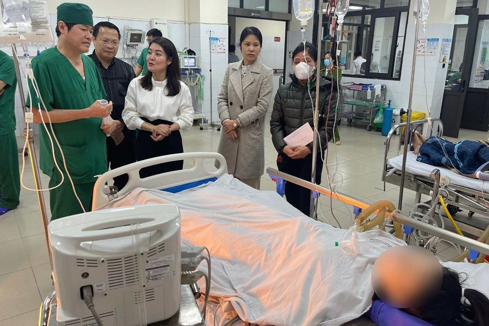 Các giáo viên tiếp máu cứu nữ sinh nhảy từ tầng 4 trường học