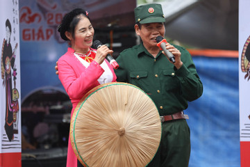 Vợ chồng ngoài 70 tuổi vượt hàng chục km đến hội Lim hát quan họ