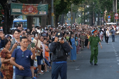 ‘Biển người’ xuống phố tham gia lễ hội Tết Nguyên tiêu ở TP.HCM