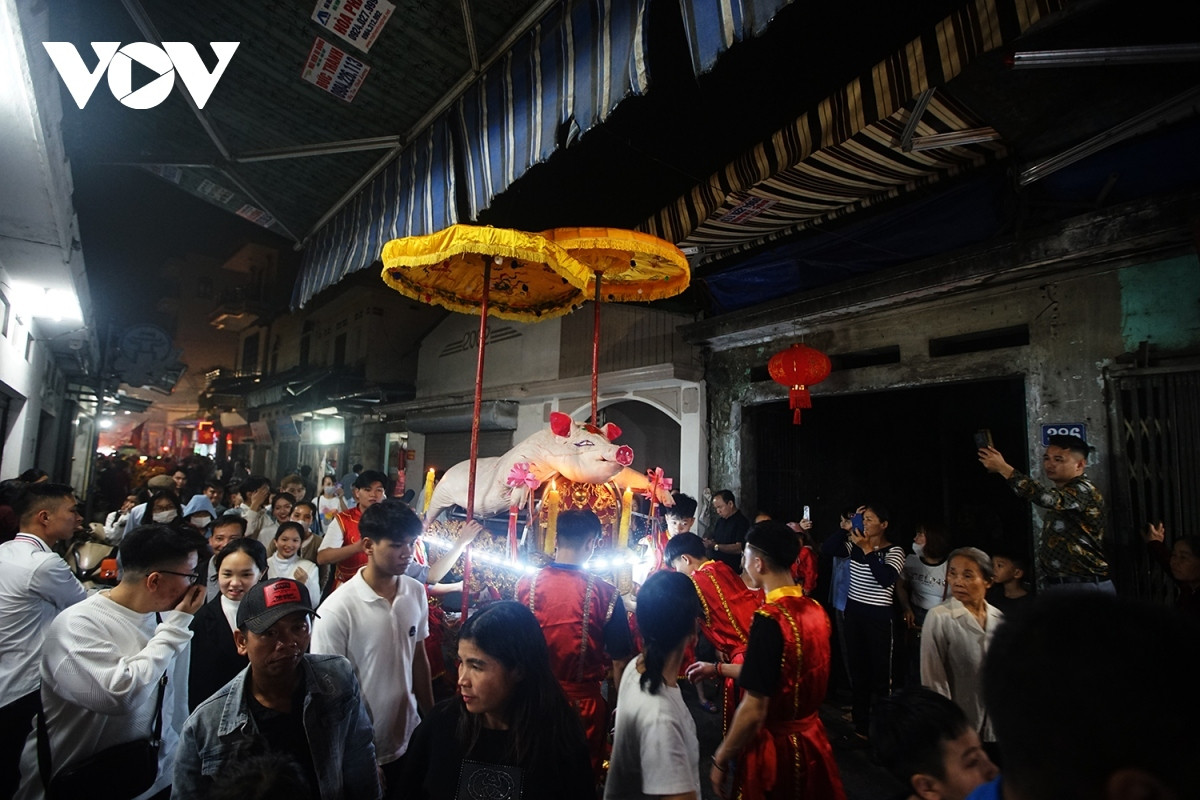 crowds gather for pig procession festival in hanoi picture 9