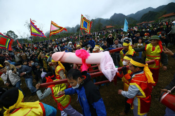 Hàng trăm người rước mô hình sinh thực khí trong lễ hội đầu năm ở Lạng Sơn