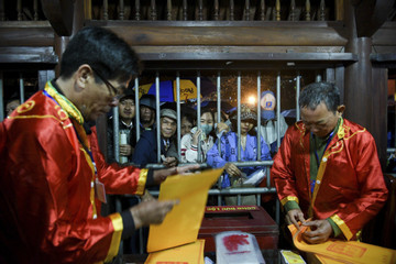 Người dân xếp hàng cả đêm chờ phát ấn đền Trần