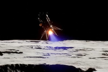 Tàu đổ bộ của Mỹ lật nghiêng trên bề mặt Mặt trăng, âm thầm thực hiện sứ mệnh