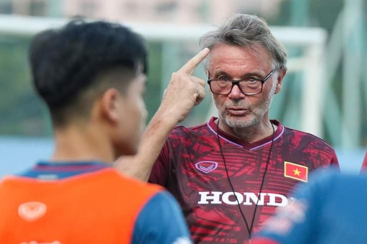 Tuyển Việt Nam: Nội binh ở V-League 'phất cờ', ông Troussier vẫn lo