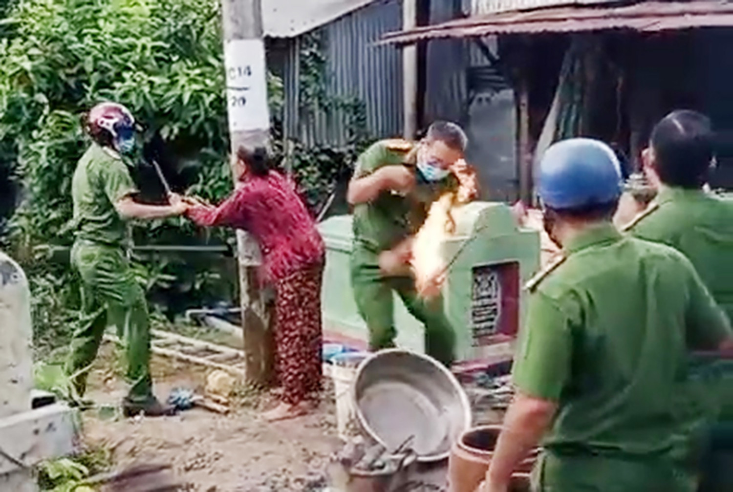 Bản tin cuối ngày 24/2: Năm người trong gia đình lĩnh án vì tấn công công an