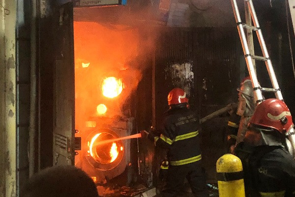 Lính cứu hỏa kể phút vượt &apos;biển lửa&apos; cứu 3 người mắc kẹt trong đám cháy ở Hà Nội