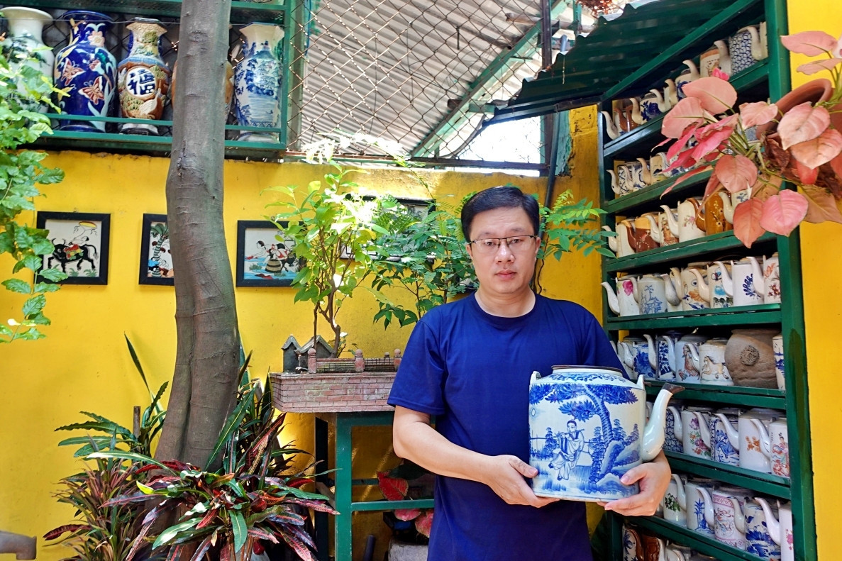 Binh Duong man rich in secondhand items