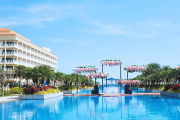 Foreign couples organize more weddings in Da Nang