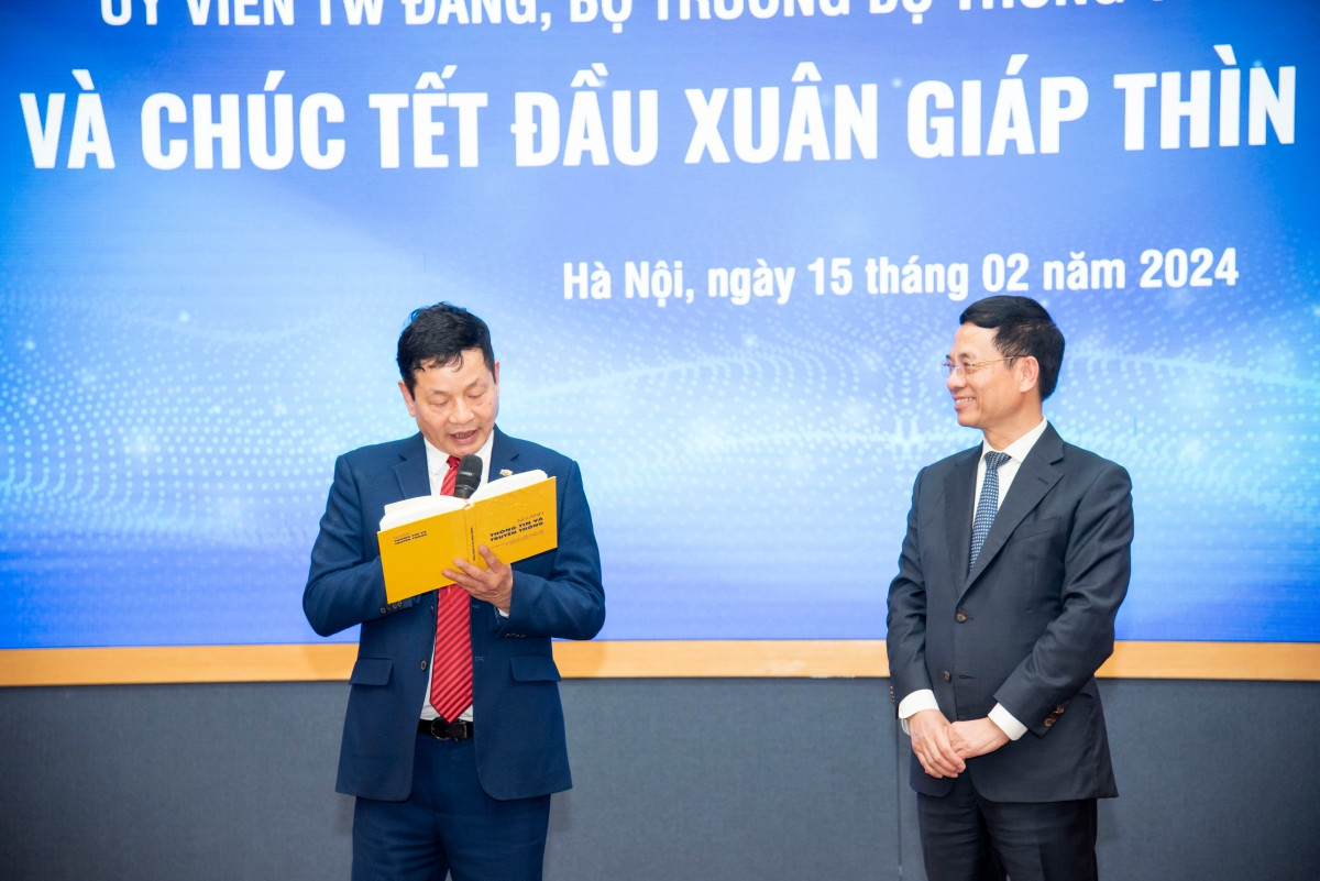 Bộ trưởng Bộ TT&TT Nguyễn Mạnh Hùng và Chủ tịch FPT Trương Gia Bình trao đổi tại buổi gặp đầu năm.